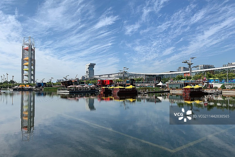 蓝天白云下的城市风光图片素材