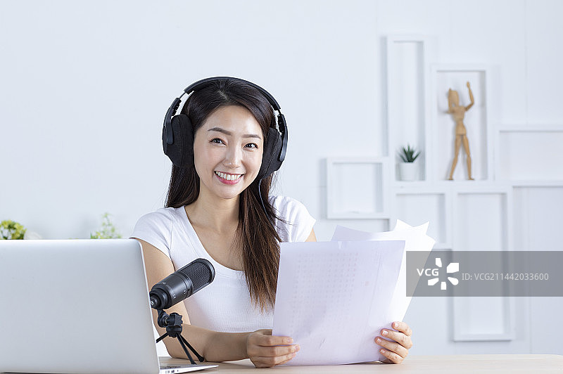 美女网络直播聊天图片素材