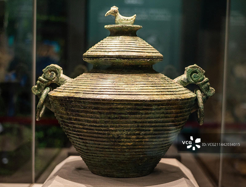 新疆维吾尔自治区博物馆的春秋早期青铜器瓦纹酃图片素材