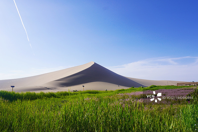 划过沙漠图片素材