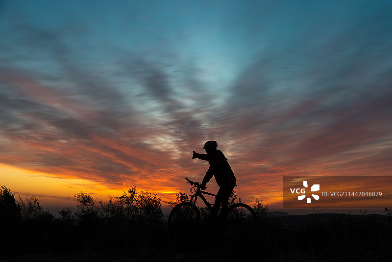 朝霞户外骑行图片素材