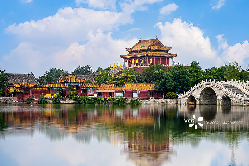 中国河南省开封市夏季龙亭公园城市建筑风光图片素材