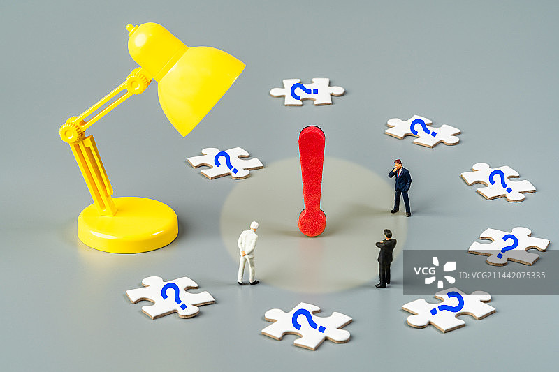 发光的台灯问号堆里的感叹号三个商人在商讨创意解决方案创意微缩景观图片素材