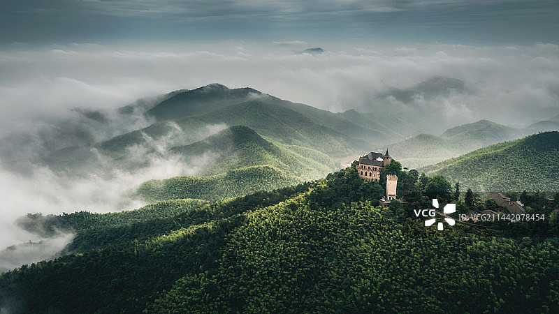 莫干山云海中的裸心堡图片素材