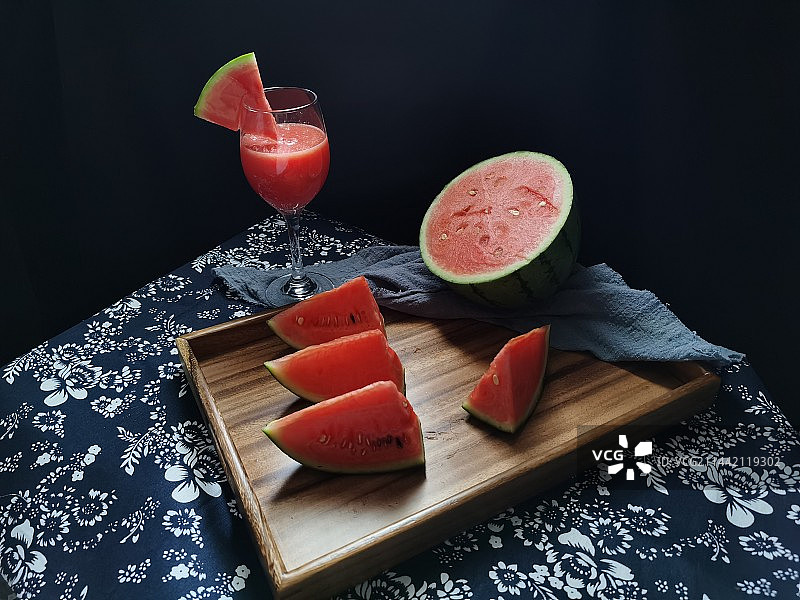 西瓜和新鲜的西瓜汁图片素材