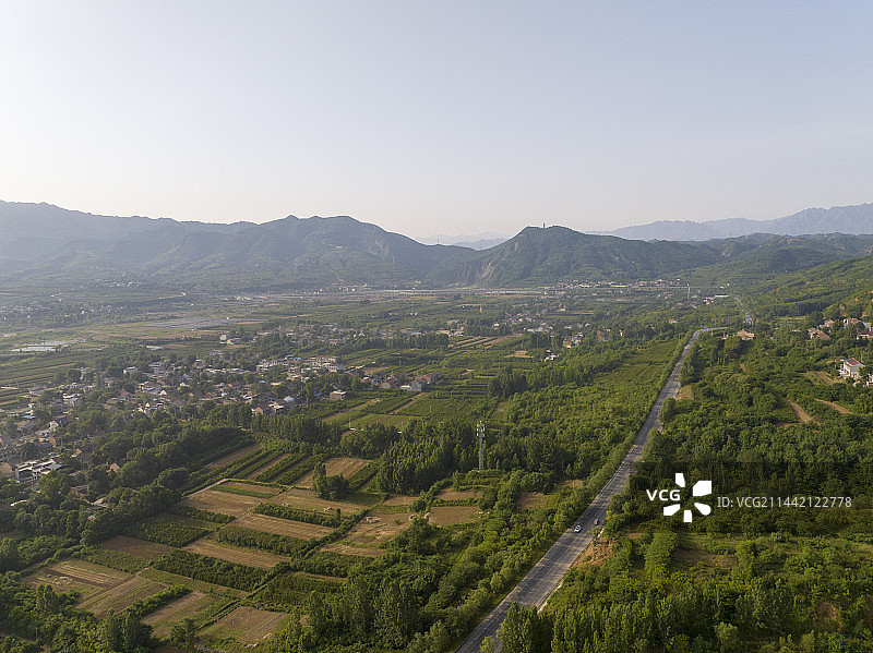 夏日朗照的蓝田白鹿原图片素材
