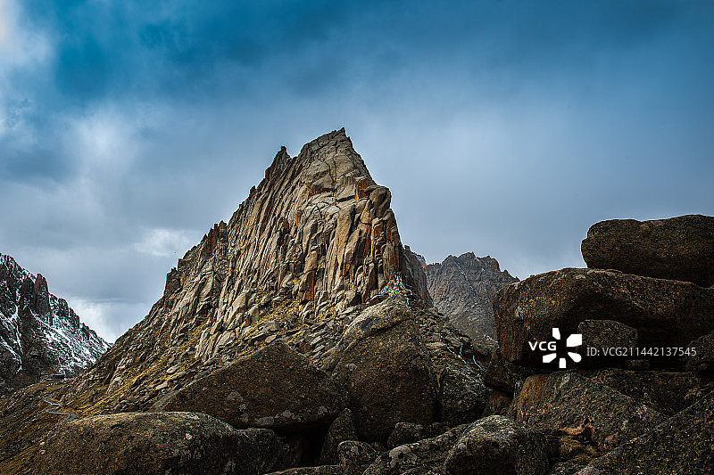 年宝叶则石头山图片素材