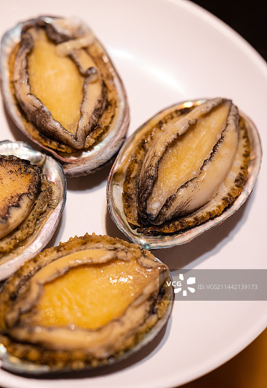 桌上盘子里鲍鱼特写镜头图片素材