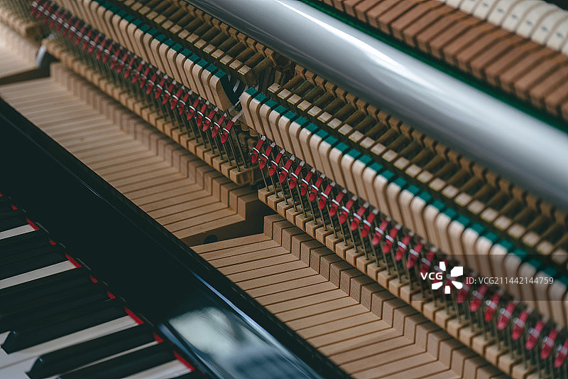 调音中的钢琴内部结构图片素材