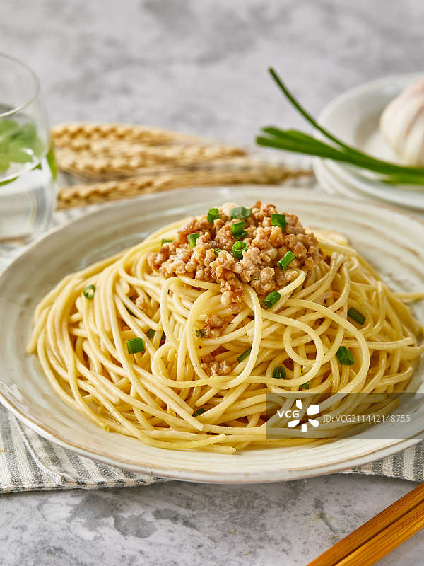 肉酱捞面条图片素材