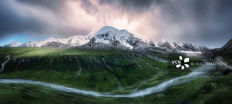 阿尼玛卿山和冰川融水河流图片素材
