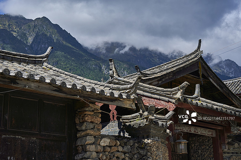 玉龙雪山脚下的村庄图片素材