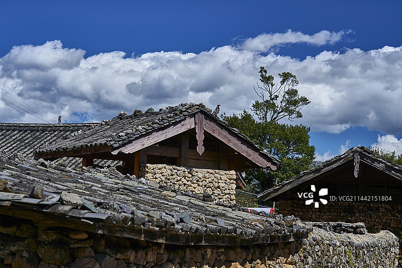 玉龙雪山脚下的村庄图片素材