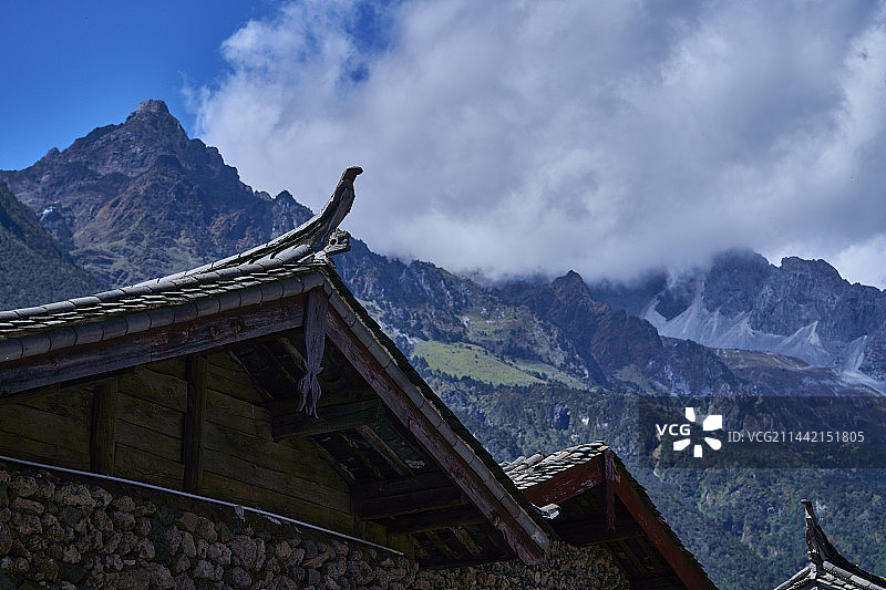 玉龙雪山脚下的村庄图片素材