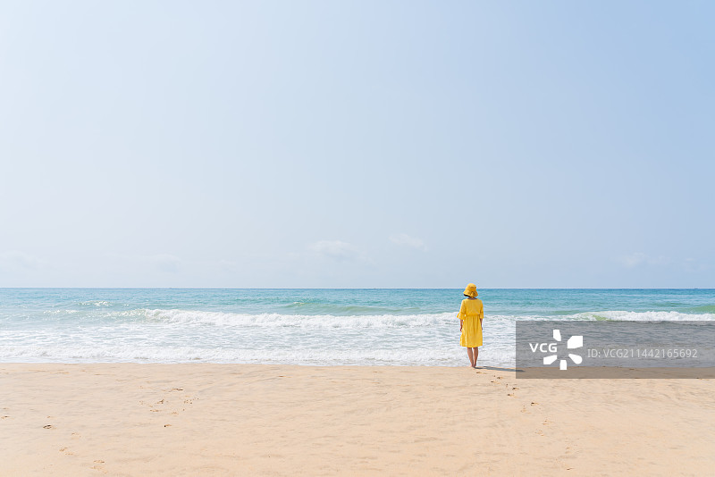 一个面朝大海的少女图片素材