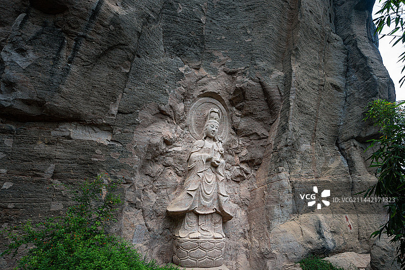 武夷山岩石崖壁上雕刻的一尊巨大观音像，福建南平图片素材