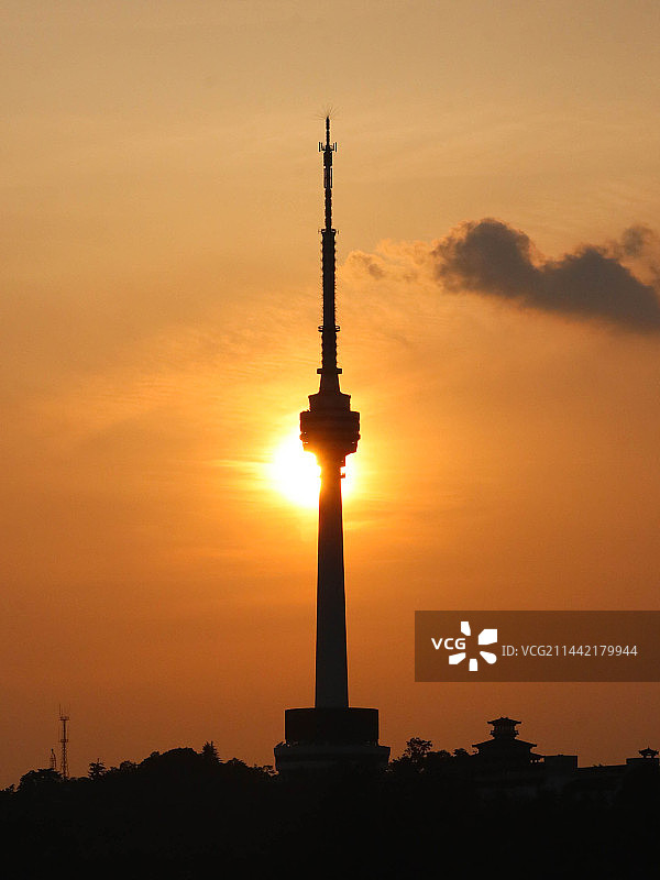 夕阳下的龟山电视塔图片素材