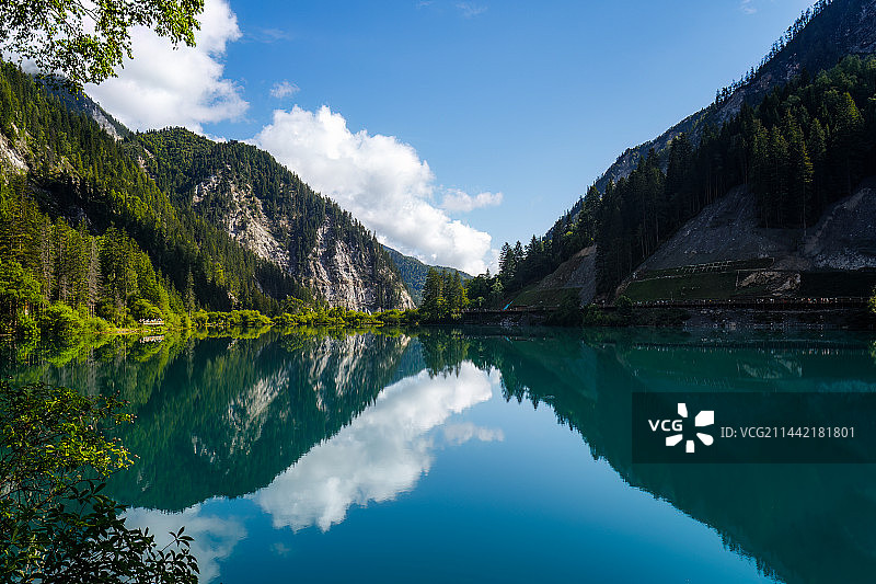 蓝天映衬下的阿坝藏族羌族自治州九寨沟景区箭竹海湖景图片素材