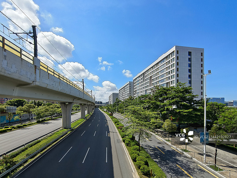 风和日丽的深圳宝安大道图片素材