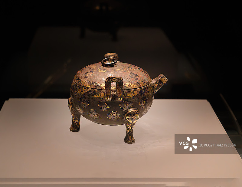 中国战国时期金属器皿，错金银铜鼎图片素材