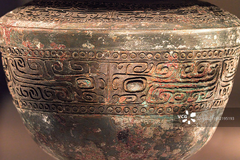 中国商代青铜器，饕餮纹铜尊图片素材