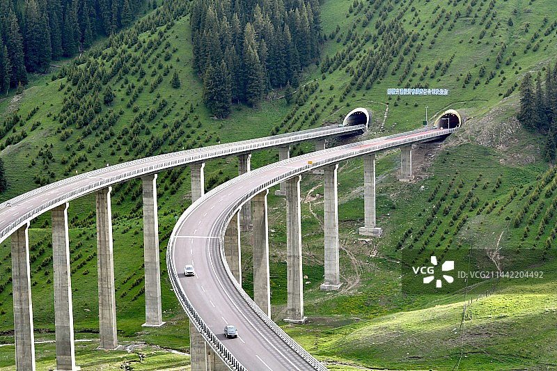 桥梁隧道与山谷图片素材