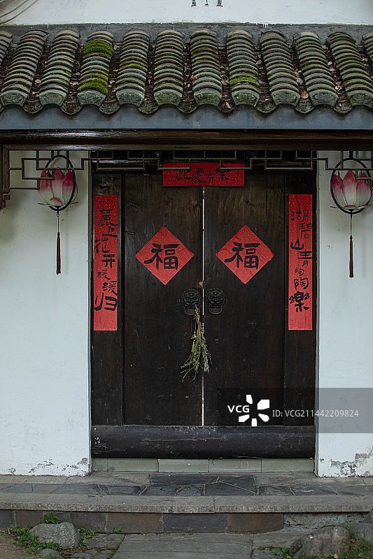 中式建筑门前的红灯笼和端午节艾草图片素材