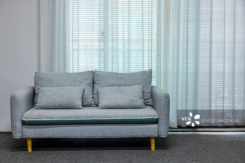 客厅里的双人座布艺沙发图片素材