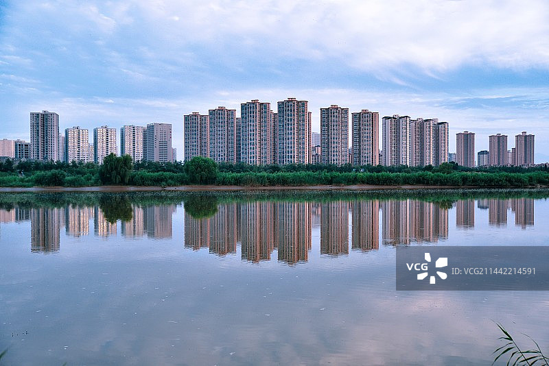 西咸新区沣西新城在渭河上的倒影图片素材