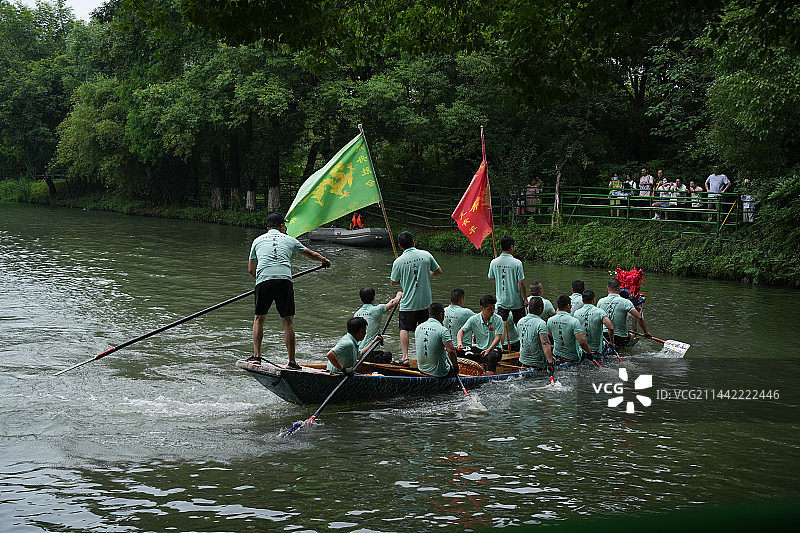 杭州西溪湿地 深潭口龙舟胜会 正在进行龙舟训练的龙舟队伍和水手图片素材