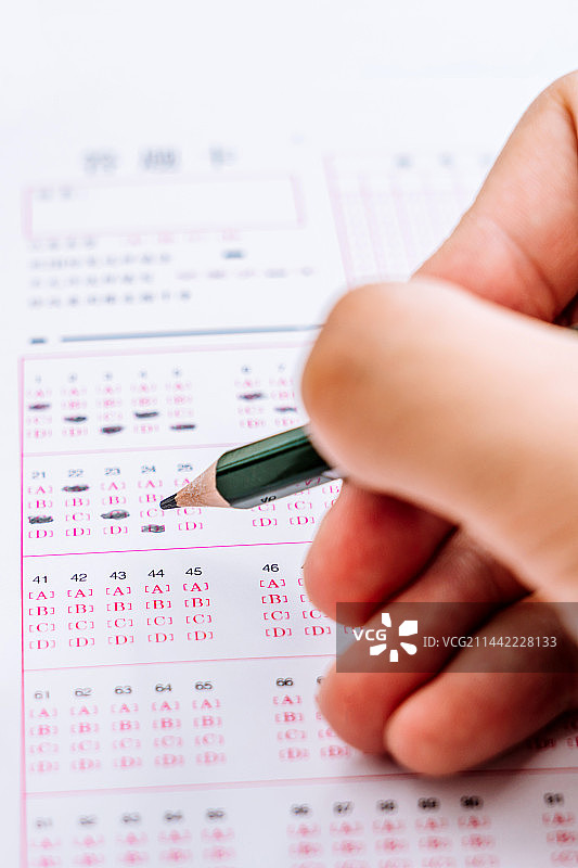 考试答题卡和一支铅笔图片素材