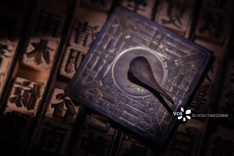 中国文化四大发明司南和活字印刷图片素材