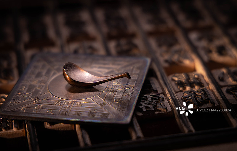 中国文化四大发明司南和活字印刷图片素材