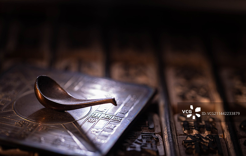 中国文化四大发明司南和活字印刷图片素材