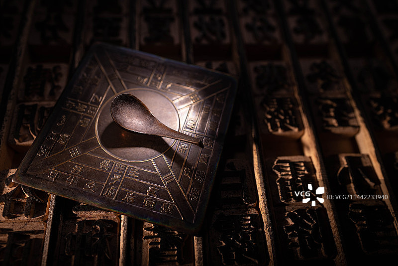 中国文化四大发明司南和活字印刷图片素材