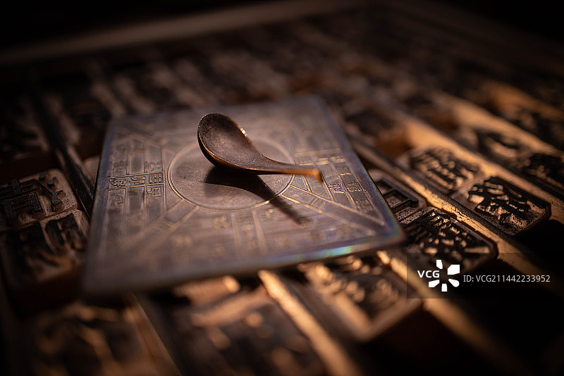 中国文化四大发明司南和活字印刷图片素材