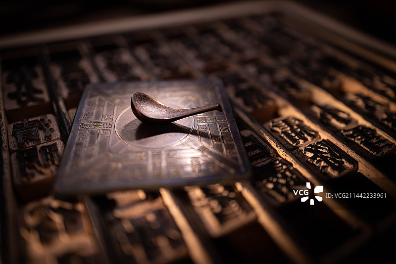 中国文化四大发明司南和活字印刷图片素材