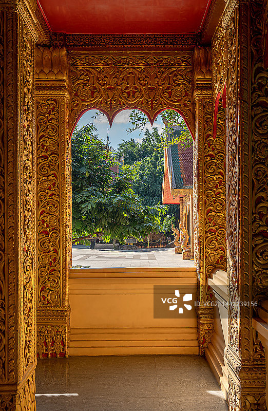 云南西双版纳州景洪市勐泐大佛寺景飘大殿图片素材