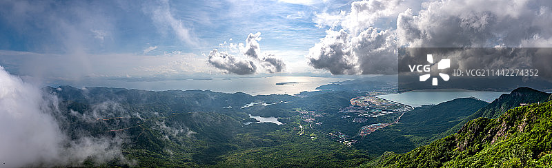 透过云雾去看山海图片素材