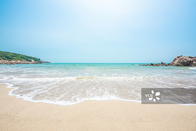 白浪冲上海滩图片素材
