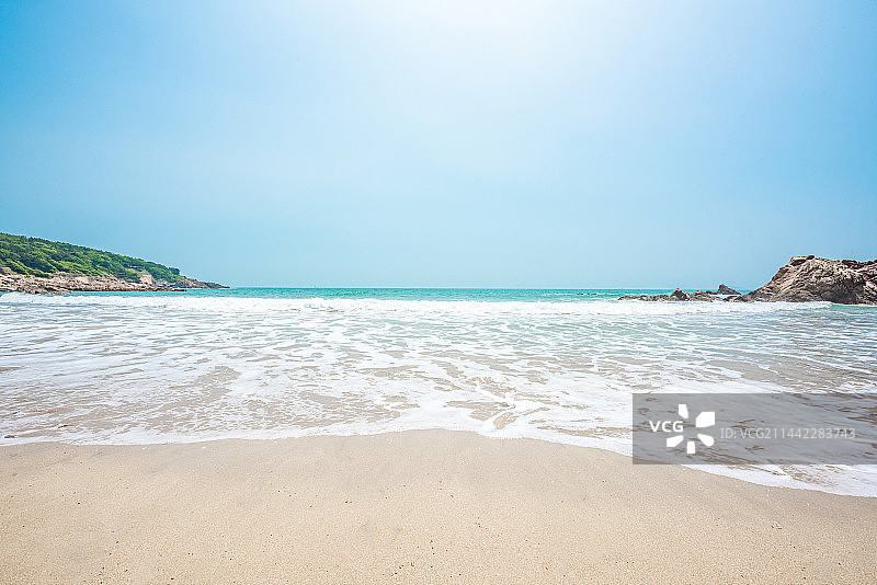 白浪冲上海滩图片素材