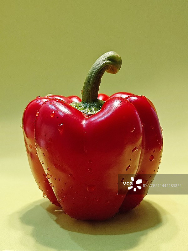 绿色背景下的甜椒特写镜头图片素材