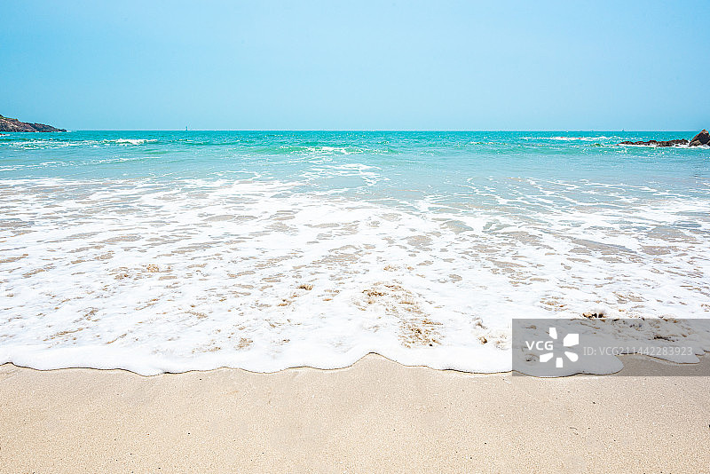 白浪冲上海滩图片素材