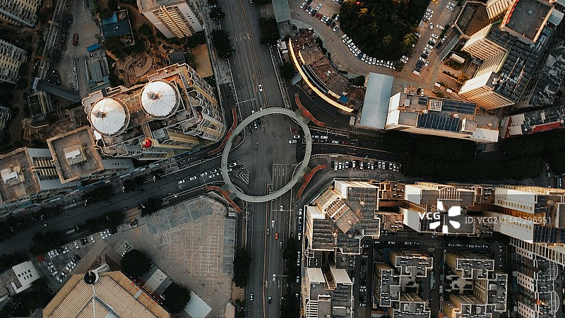 城市建筑中街道的高角度景观图片素材