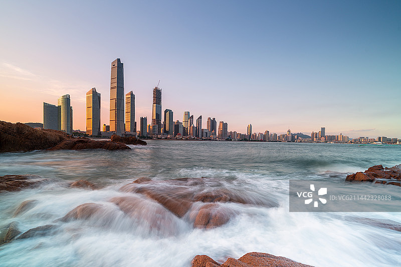 浪涌琴岛潮（青岛第三海水浴场海天大楼）图片素材