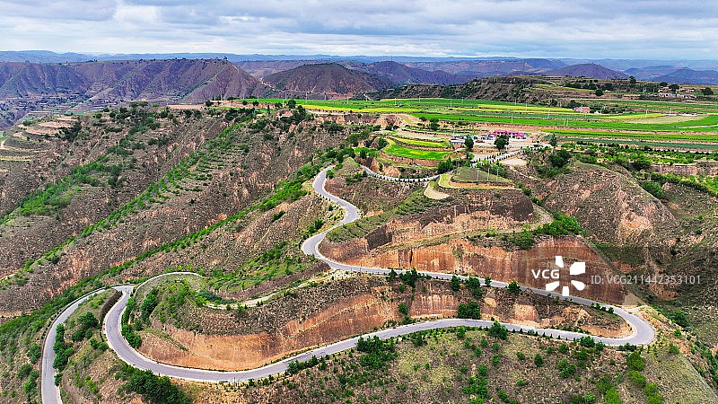 蜿蜒的山路图片素材