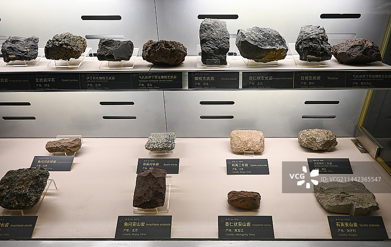 陈列的各种岩石图片素材