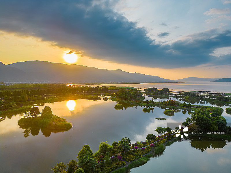 云南省红河州石屏县异龙湖日出风光图片素材