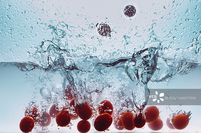 水中的圣女果图片素材