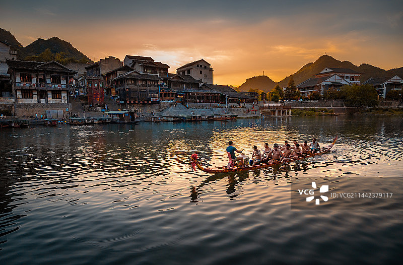 茶峒边城龙舟图片素材